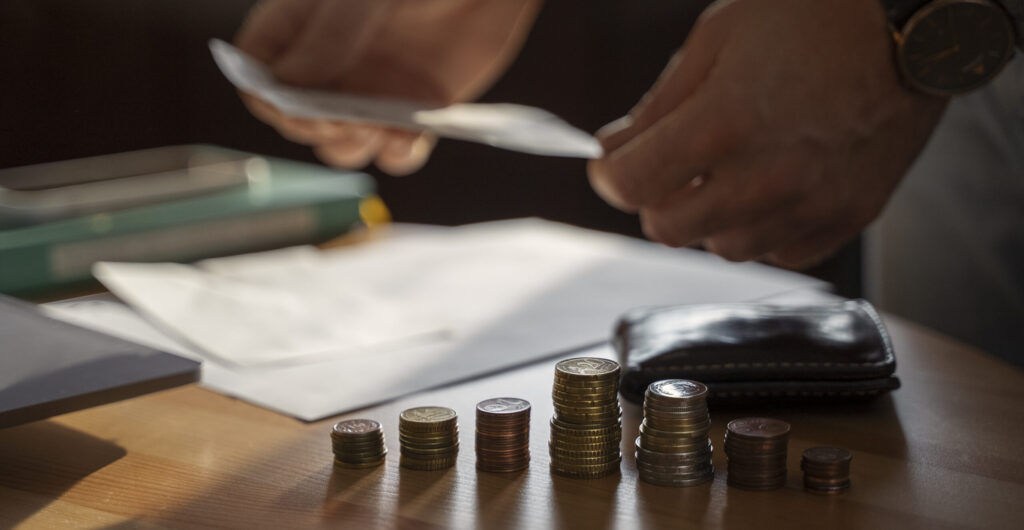 W obrocie gospodarczym czas ma często kluczowe znaczenie. Dochodzenie należności przez przedsiębiorców może być długotrwałe, a przeciągające się postępowania sądowe nierzadko uniemożliwiają skuteczne zaspokojenie roszczeń. Dlatego warto znać instrumenty prawne, które mogą znacząco zwiększyć szanse na realne odzyskanie długu – jednym z nich jest możliwość zabezpieczenia roszczenia na podstawie nieprawomocnego wyroku sądu gospodarczego. adwokat gdynia długi